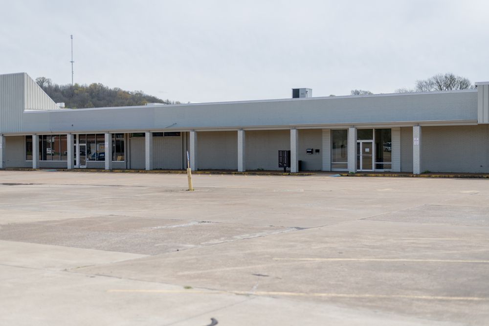 Brooklyn Shopping Center: 923-951 East College Street, Pulaski, TN 38478
